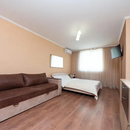 на левом берегу с видом на озеро Apartment Kyiv